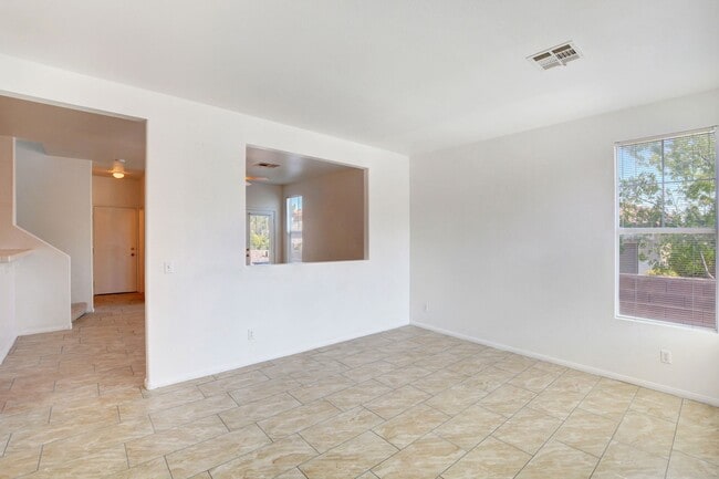 Foto del edificio - Beautiful 4-Bedroom Home in Gated Summerli...