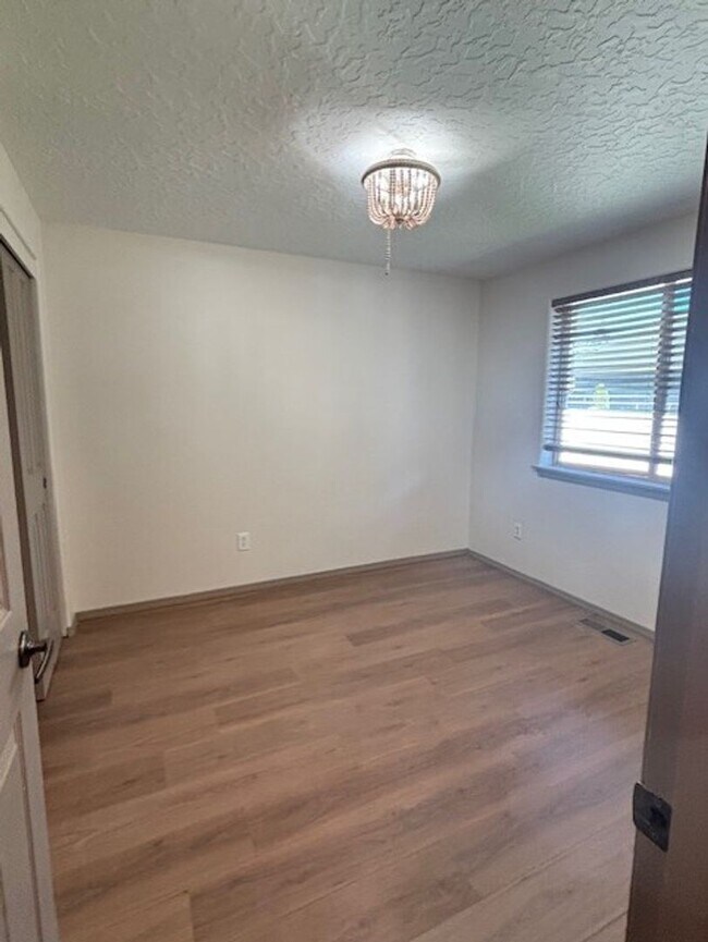 Building Photo - Mountain Views- La Pine