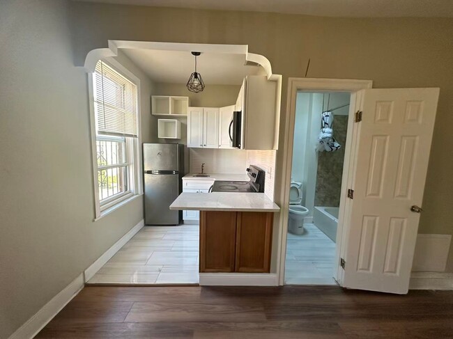Photo - 1828 W Diamond St Apartment