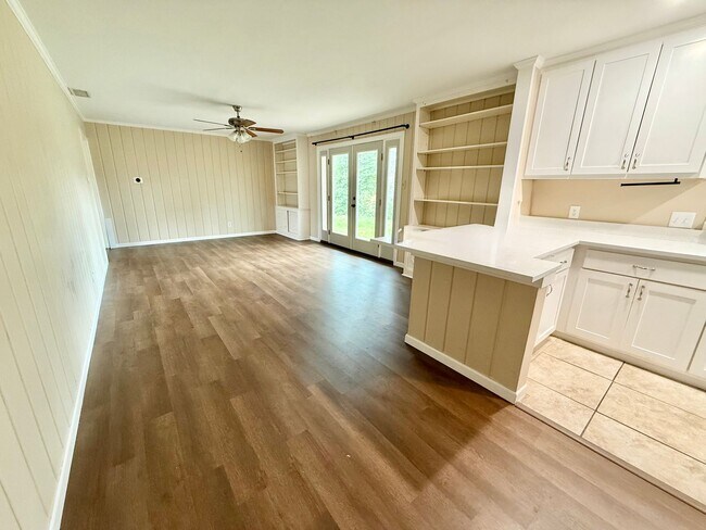 Foto del edificio - 3-bed/2-bath with two living spaces!