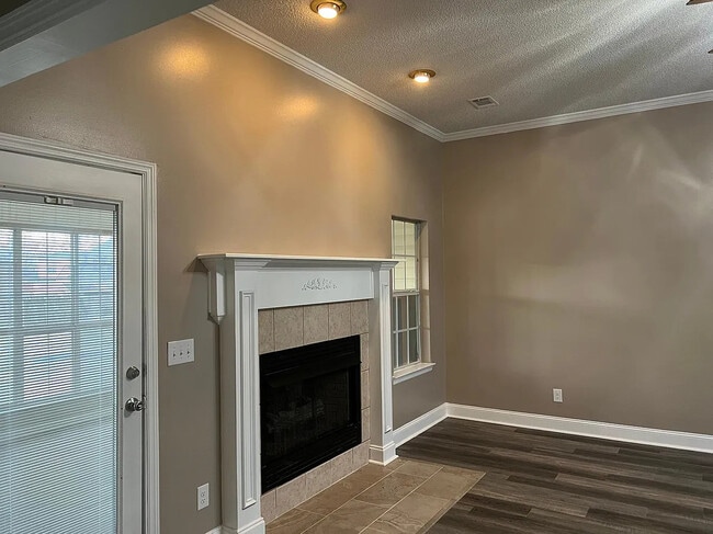 Building Photo - 112 Creekview Trl