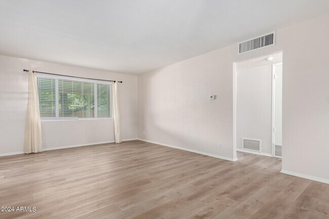 Foto del edificio - 3409 E Indianola Ave