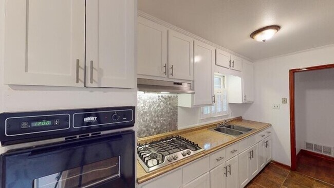 Foto del edificio - Newly renovated, 4-sided brick ranch style...