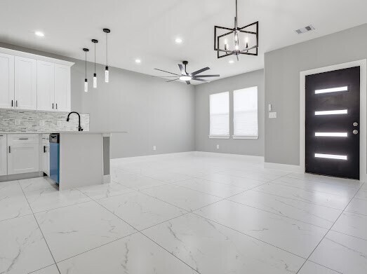 Foto del edificio - 8216 Locksley Rd