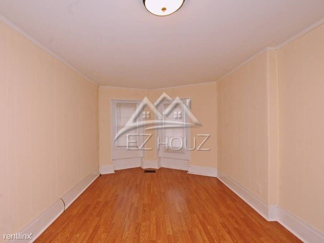 Building Photo - 2117 Barclay St