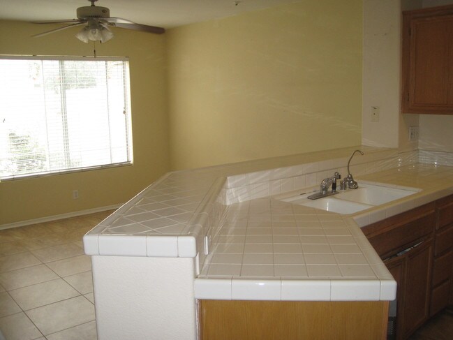 Foto del edificio - 425 Whispering Willow Dr