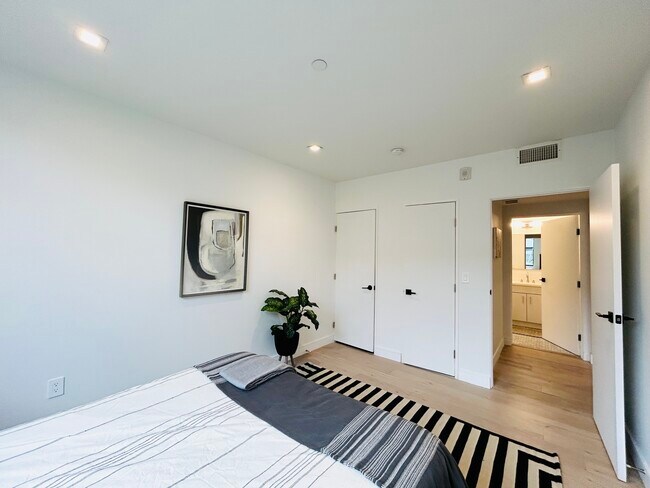 Building Photo - 2432 Penmar Ave