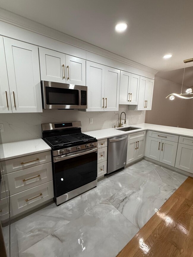 Building Photo - 13 Brook St