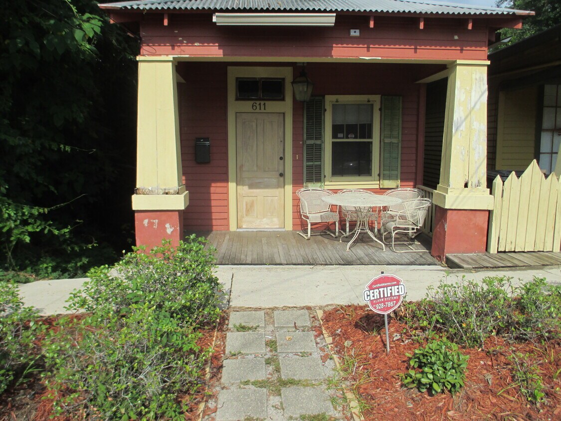 Primary Photo - 611 Royal St