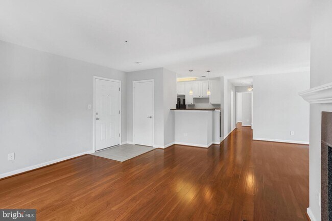 Building Photo - 3176 Summit Square Dr