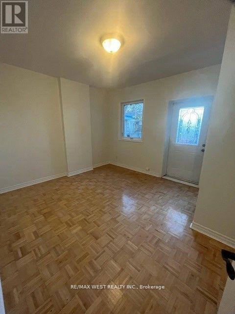 Photo du bâtiment - 1319 St Clair Ave W
