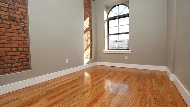 Building Photo - 253 Hart St