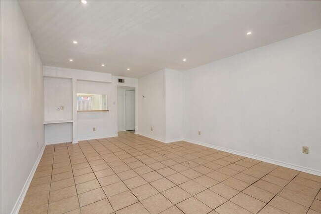 Foto del edificio - 9616 Long Point Rd