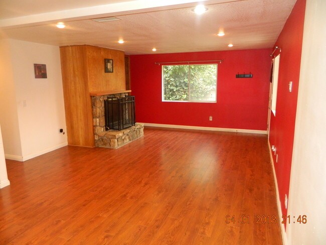 Building Photo - 631 E Woodbury Rd