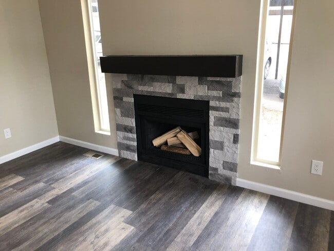 Building Photo - Spacious 2-Bed, 2-Bath Fourplex Unit in Prime Location!