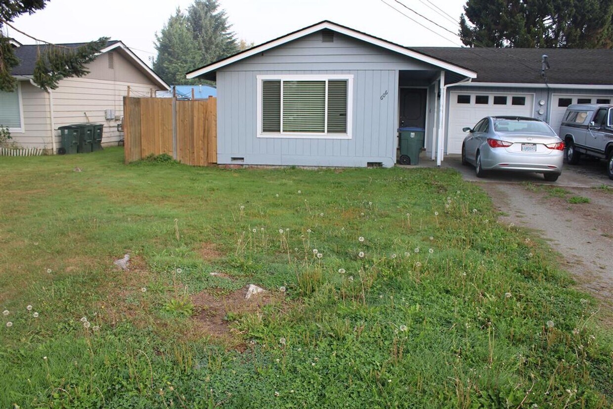Foto principal - 2 Bedroom, 1 Bathroom Duplex!!!!