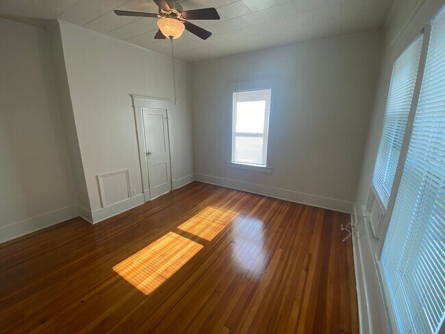 Building Photo - 2nd Floor Apartment in Adorable Historic Home!