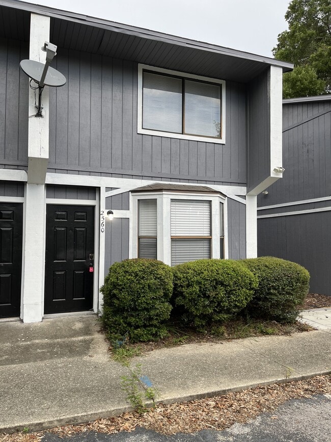 Building Photo - 2560 SW 31st Pl