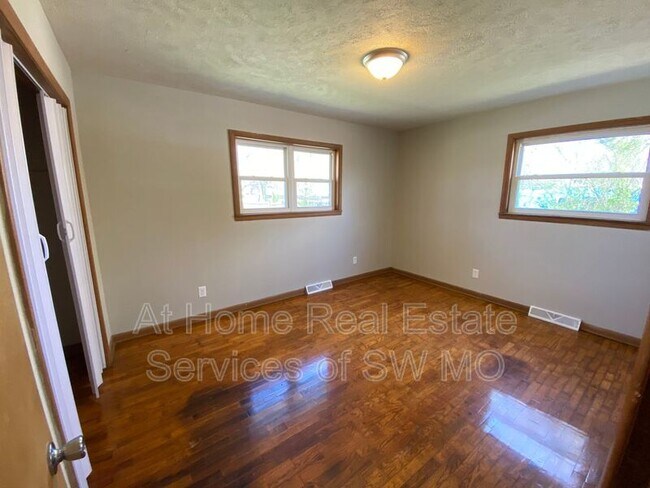 Building Photo - 806 S Crutcher Ave
