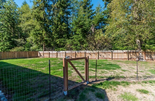 Building Photo - Spacious Coupeville Home! Dogs are Negotiable!