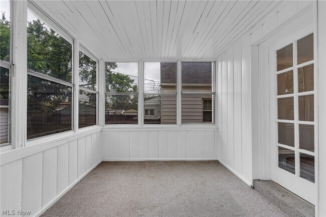 Building Photo - 3872 Grosvenor Rd