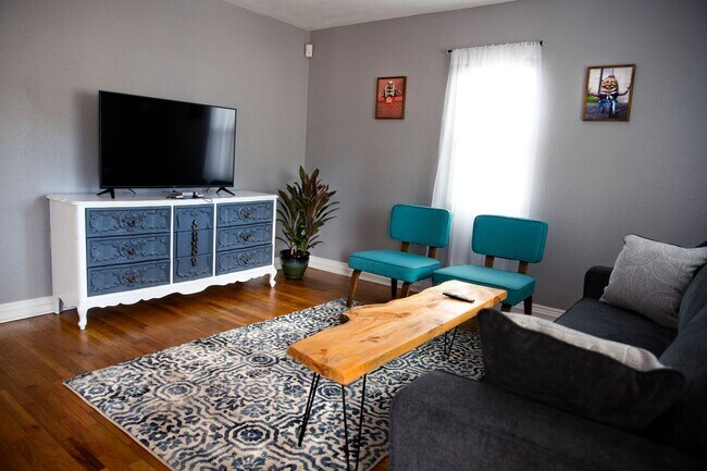 Building Photo - Charming 1 bed home in the heart of Downto...