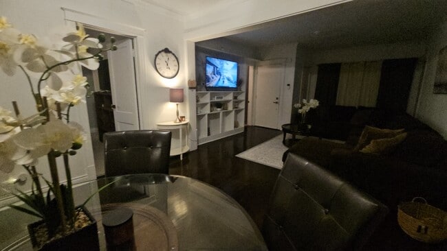 Sala de estar y comedor en el nivel principal - 7914 S Ridgeland Ave