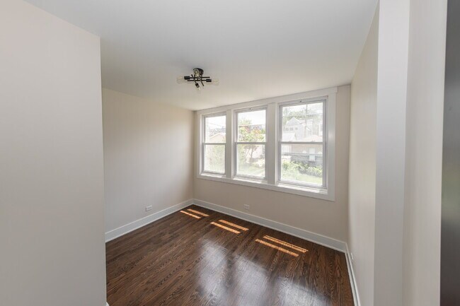 Foto del edificio - Beautiful 4 Bed 2 Bath home in the heart of Irving Park!