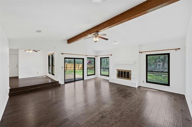 Foto del edificio - 1213 Lost Creek Blvd