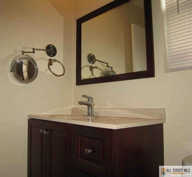 Foto del edificio - 816 N Oaks Blvd