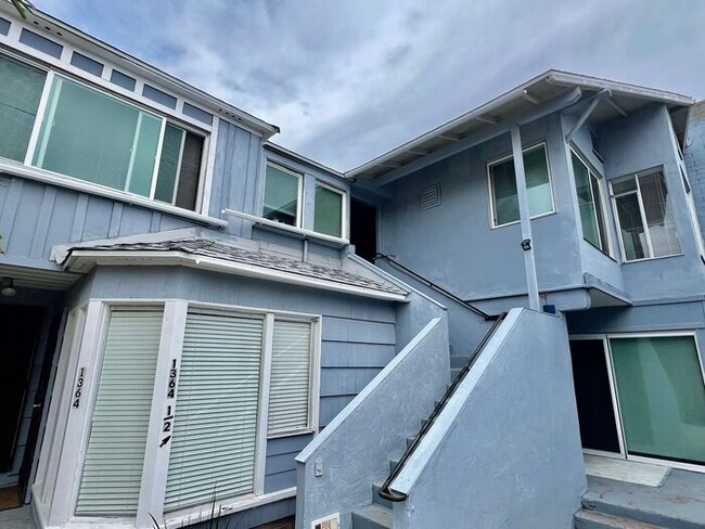Building Photo - Charming 2-Bedroom Beachside Upstairs Apar...