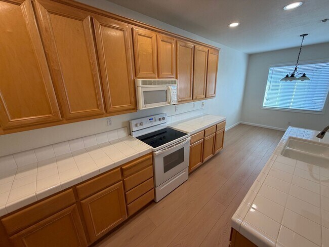 Foto del edificio - Dublin The Vineyards, 3 Bed 3 bath, Community Pool, Greenbelt, Close to 580 and BART