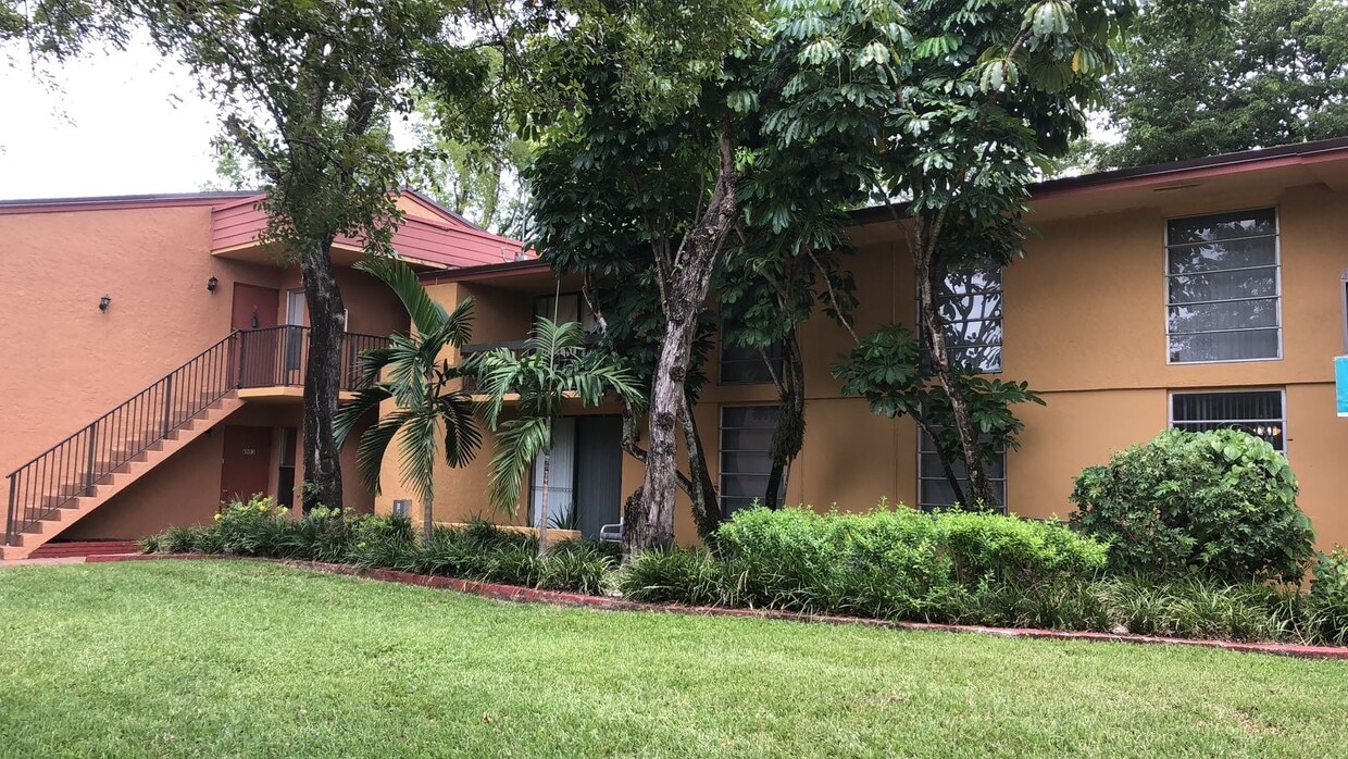 Primary Photo - 4017 N University Dr