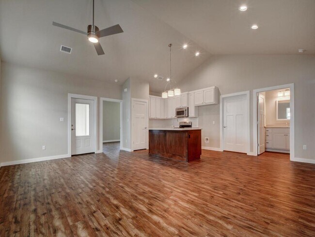 Building Photo - 240 Rose Dr