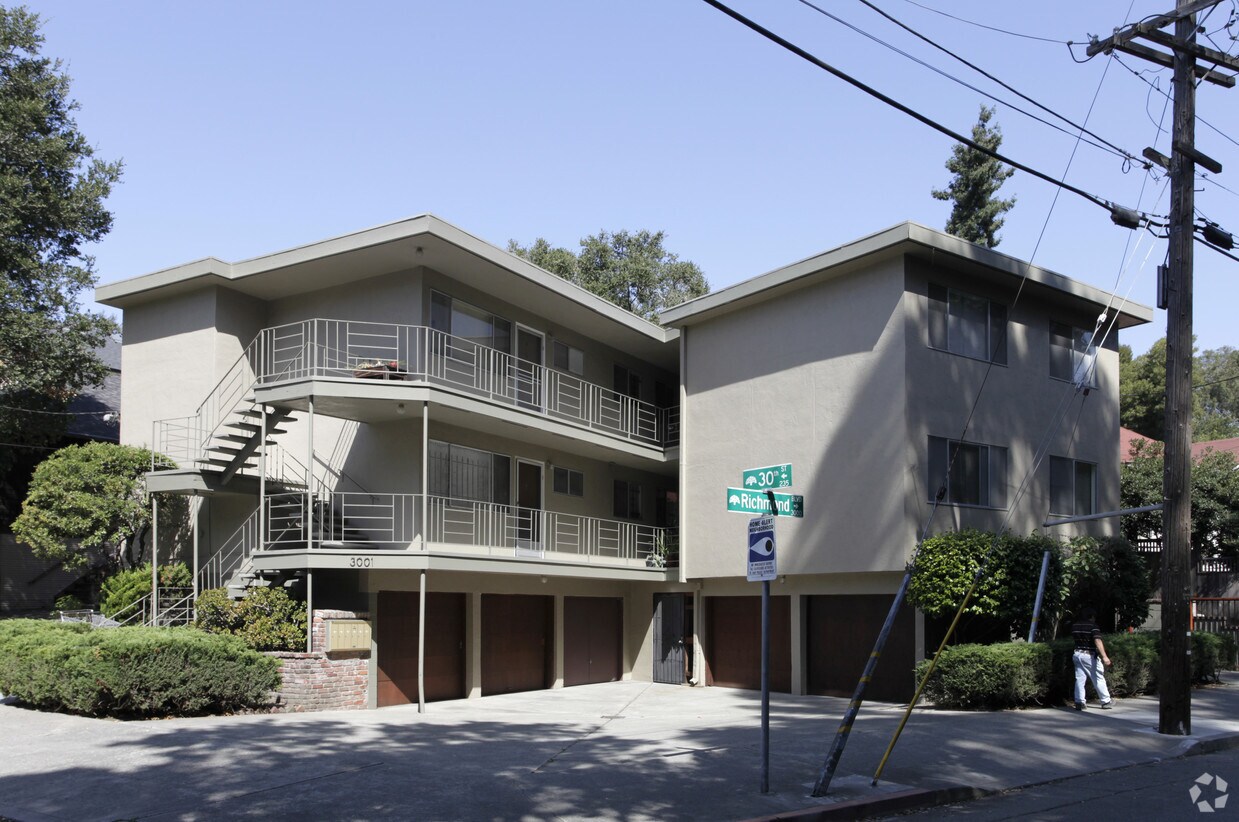 Primary Photo - 3001 Richmond Blvd