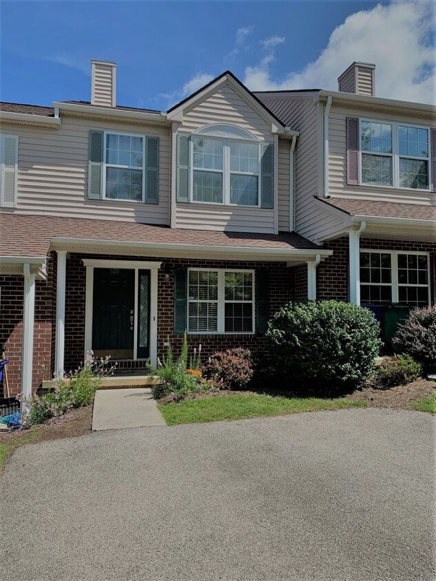 Foto principal - 2 Bedroom 2.5 Bath Townhouse