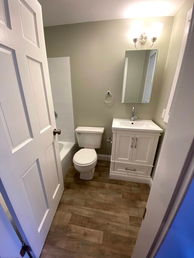 Bathroom - 80 Cabot St