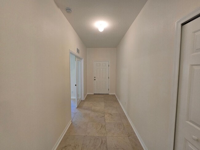Foto del edificio - 4 Bedroom 2 Bathroom in Waterford Lakes