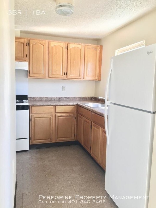 Building Photo - 3 bedroom in Central Falls RI 02863
