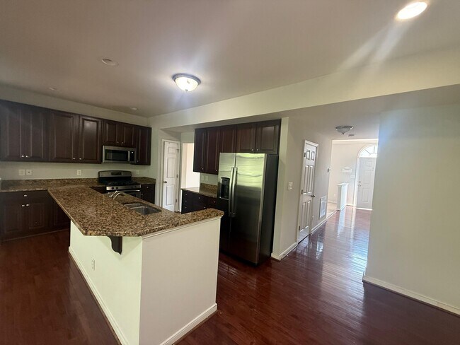 Foto del edificio - 446 Kingscote Ln