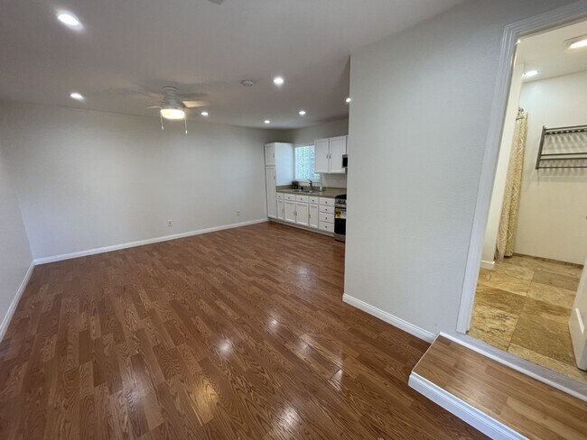 Entry view - 8517 Barnsley Ave