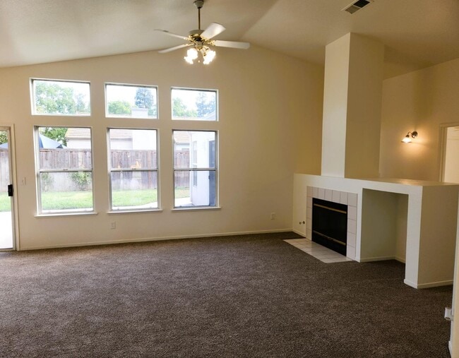 Foto del edificio - 2327 E Goshen Ave