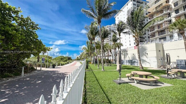 Foto del edificio - 6061 Collins Ave