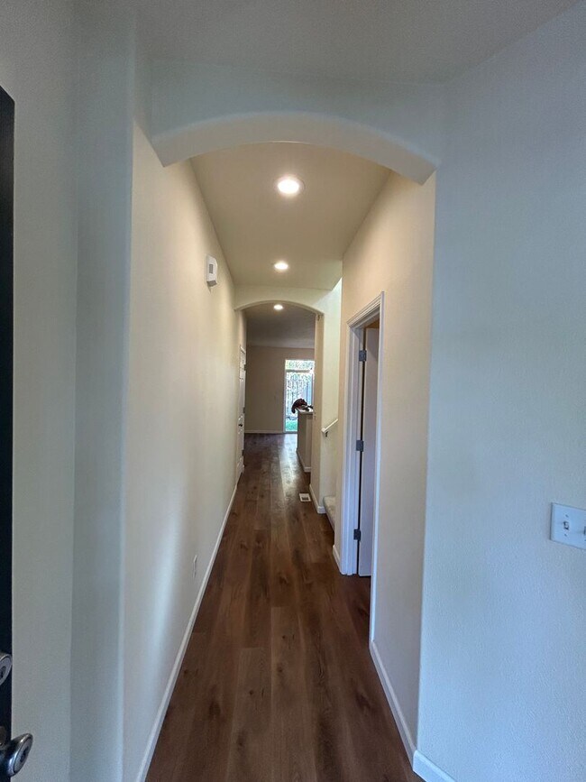 Foto del edificio - Spacious 4 Bedroom (plus den), 3 Bath Home...