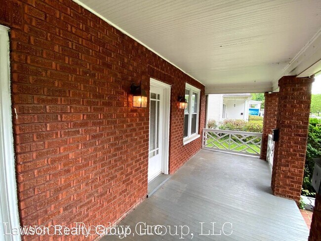 Building Photo - 2212 Richelieu Ave SW