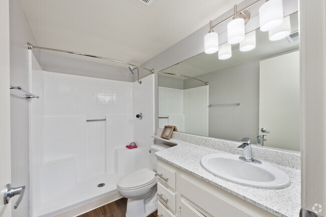 2HAB, 2BA - 1010SF - Segundo baño - Harris Place Apartments