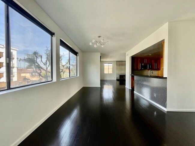 Foto del edificio - Spacious 2 Bedroom 2 Bath Condo in West LA
