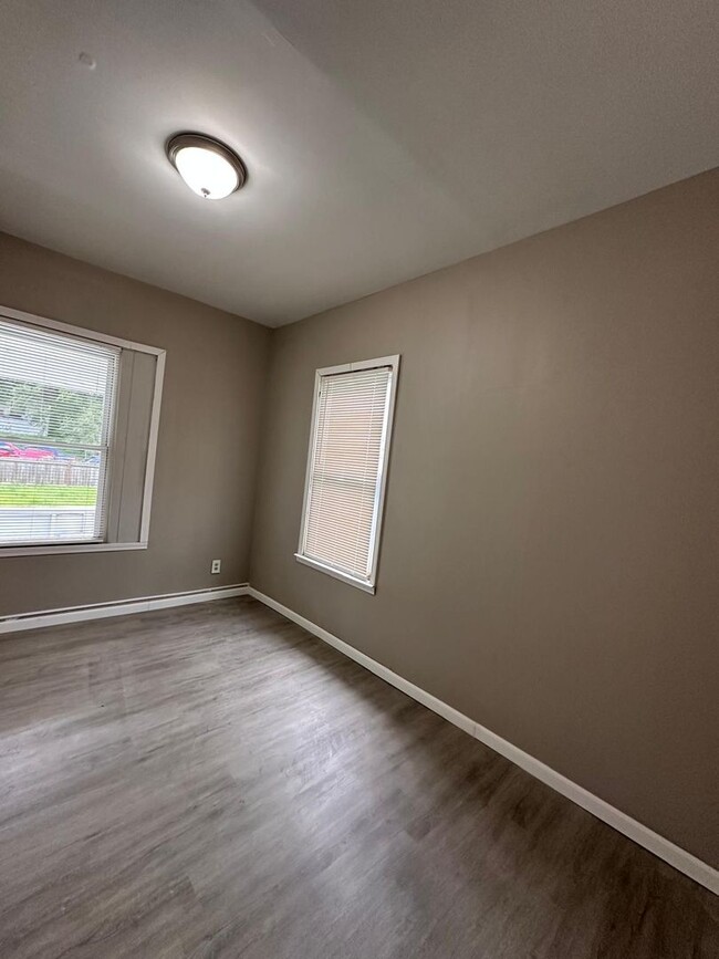 Building Photo - 4bedrooms 2 full bathroom. The house is ve...