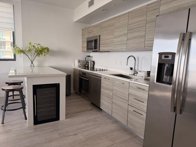 Foto del edificio - 121 NE 34th St