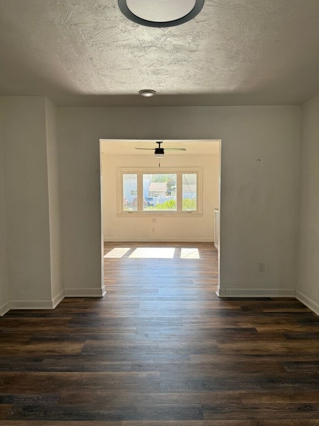 Building Photo - Three-Bedroom Home located in Oshkosh